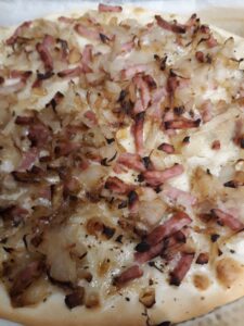 Tarte flambée à l'oignon et bacon